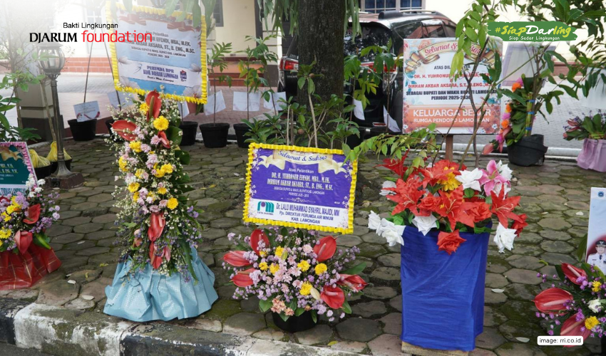 Niat Ngasih Selamat di Kampus, Eh Jadi Nambah Sampah?